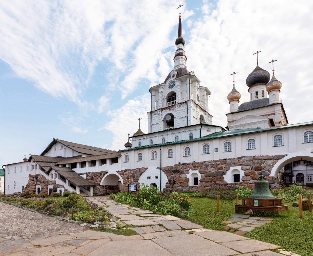 Двор-монастыря_цветники